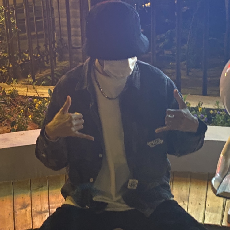 三亿77-河南省·洛阳市·涧西区-抖音-本人年龄20,身高181,体重60kg,接男装寄拍、卖家秀、买家秀、淘宝,风格以嘻哈街头为主,有需要的话风格可多变(不露全脸),有摄影师,可以快速完成作品,可长期合作