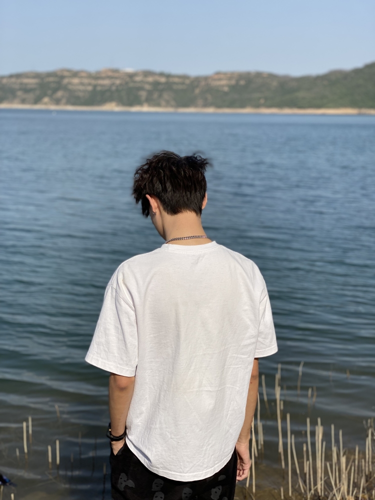 三亿77-河南省·洛阳市·涧西区-抖音-本人年龄20,身高181,体重60kg,接男装寄拍、卖家秀、买家秀、淘宝,风格以嘻哈街头为主,有需要的话风格可多变(不露全脸),有摄影师,可以快速完成作品,可长期合作
