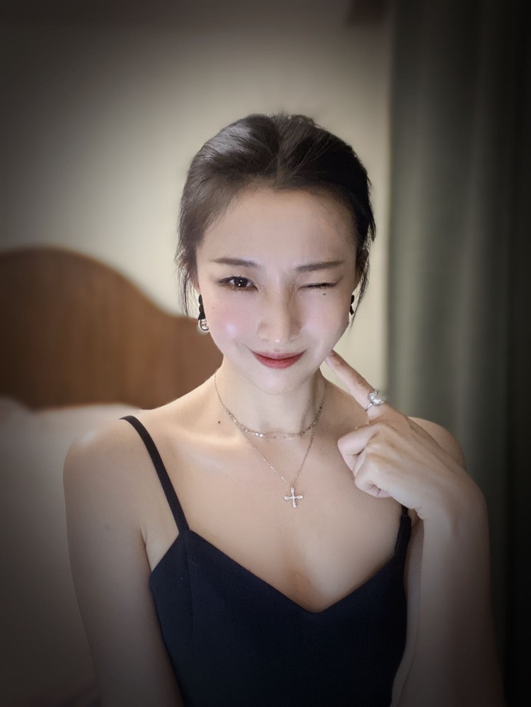 Linna-辽宁省·沈阳市·沈河区-抖音,某红薯,美图秀秀。-买家秀、短视频创作、寄拍、开箱测评等。出图快,有契约精神,美术老师,审美好,有网感。