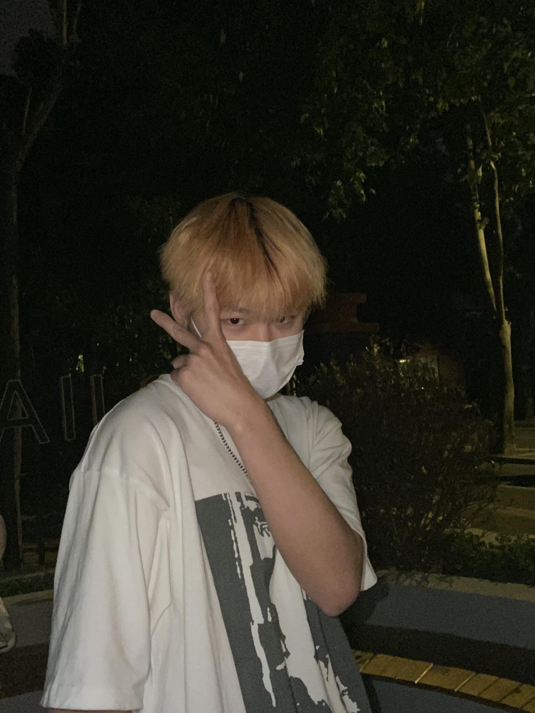 我想睡觉-河南省·洛阳市·涧西区-抖音某红薯快手-本人19，身高180体重60kg，接男装寄拍，买家秀，风格可多变，有摄影师，可快速完成，可长期合作