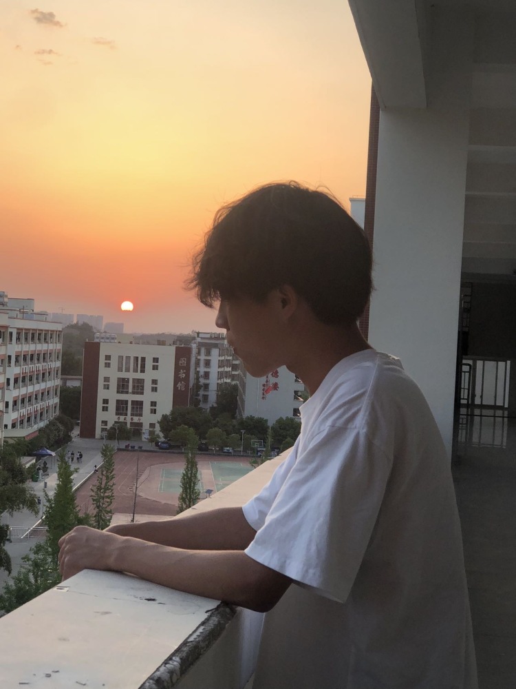星祥-江西省·赣州市·章贡区-抖音，快手-我是一名学生 寄送拍 本人身高168 体重51kg 可拍👔裤子 项链