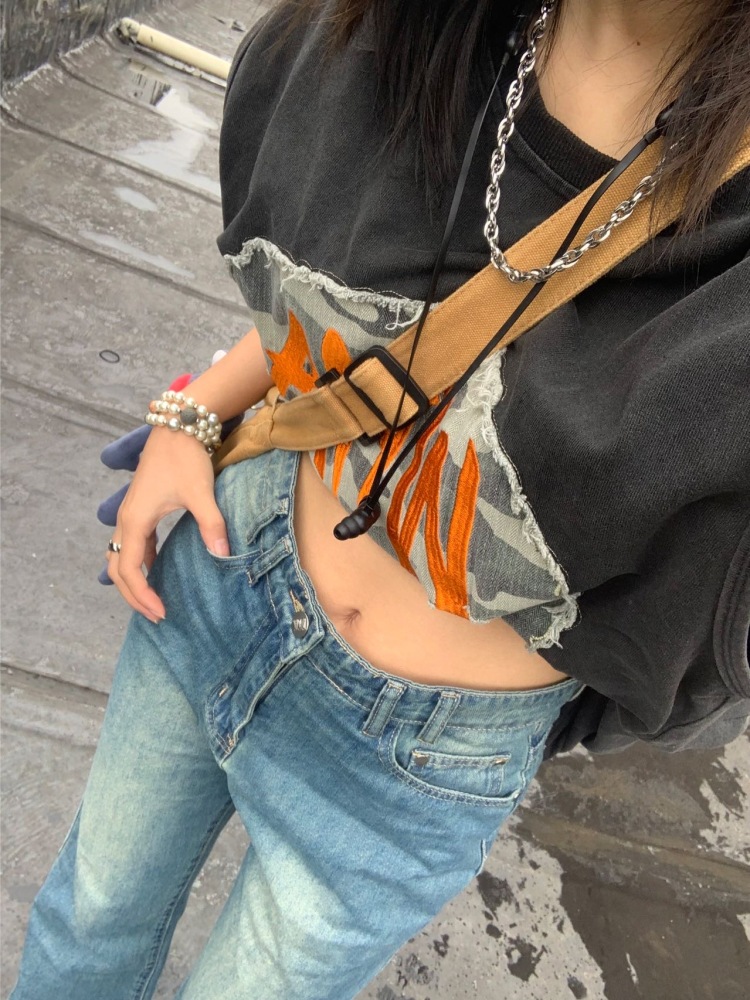 知-湖北省·武汉市·东西湖区--想当寄拍,本人身高164cm,体重50kg,平时走的嘻哈风、辣妹风,希望能接到一些衣服饰品的寄拍。