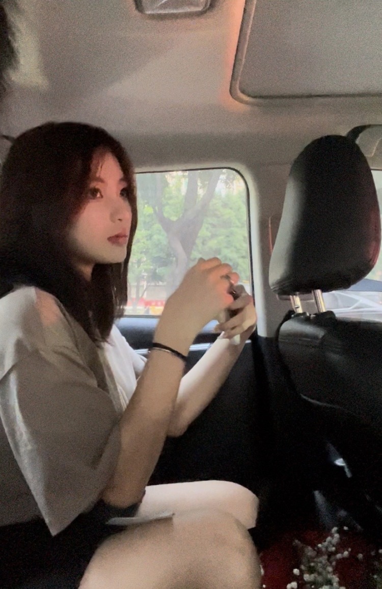 小郑-广东省·广州市·海珠区-抖音-接寄拍,🙋🏼♀️本人身高165cm体重55kg,在校学生,有充足的空闲时间,临近毕业,想找些事情干,👴🫵对网拍寄拍比较感兴趣,希望有人可找我合作哦🐷