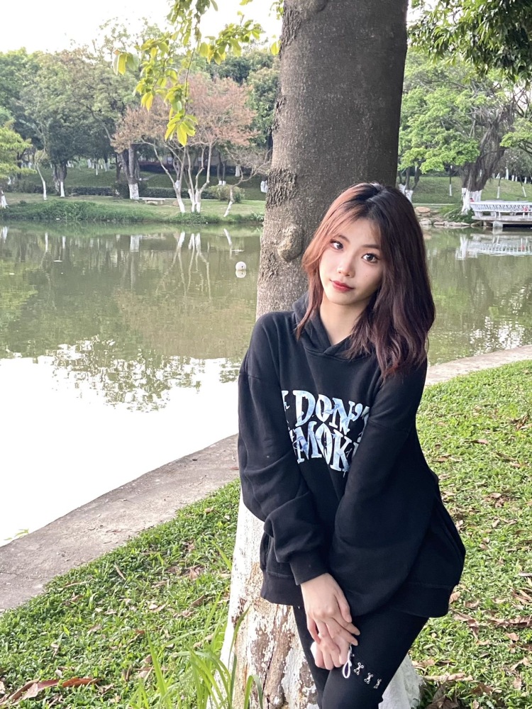 小郑-广东省·广州市·海珠区-抖音-接寄拍,🙋🏼♀️本人身高165cm体重55kg,在校学生,有充足的空闲时间,临近毕业,想找些事情干,👴🫵对网拍寄拍比较感兴趣,希望有人可找我合作哦🐷