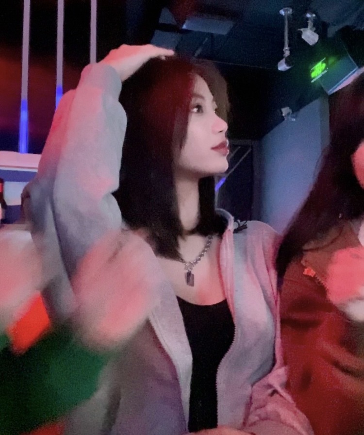 小郑-广东省·广州市·海珠区-抖音-接寄拍,🙋🏼♀️本人身高165cm体重55kg,在校学生,有充足的空闲时间,临近毕业,想找些事情干,👴🫵对网拍寄拍比较感兴趣,希望有人可找我合作哦🐷