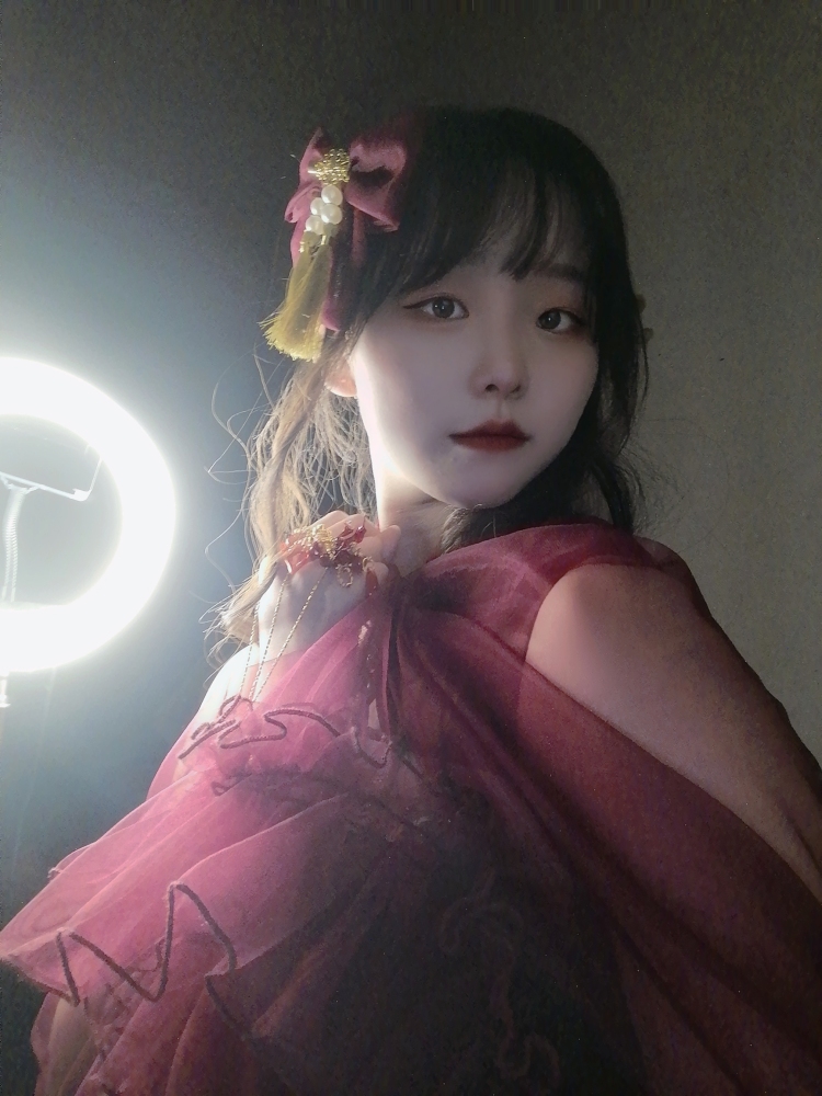 pink pink2-陕西省·西安市·蓝田县--本人身高167 体重110平时喜欢美妆，穿搭方面。比较倾向于寄拍模特，可以是衣服（汉服，jk均可）鞋子，包包都可以。