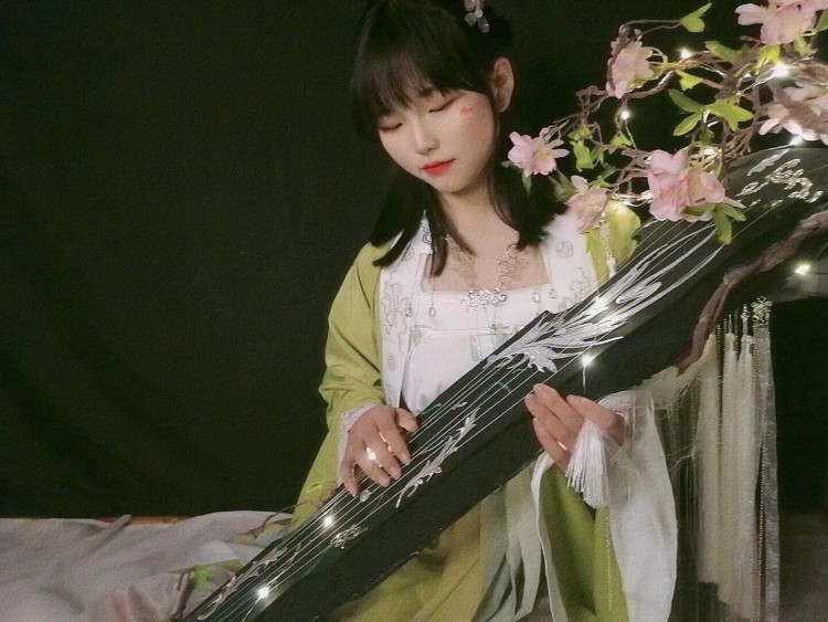 pink pink2-陕西省·西安市·蓝田县--本人身高167 体重110平时喜欢美妆,穿搭方面。比较倾向于寄拍模特,可以是衣服(汉服,jk均可)鞋子,包包都可以。