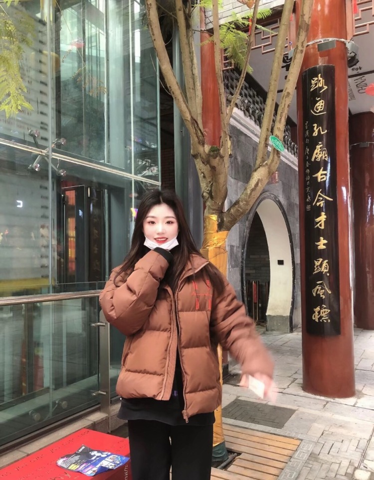 宋半仙🌛-四川省·成都市·新都区-快手：是宋半仙啊-一位在校女大学生👩‍🎓
有充足的时间拍照
身高1.65米体重96斤
爱好拍照摄影 大家可以找我合作呀🧚‍♀️