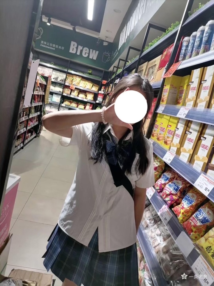 Camellia-江西省·赣州市·上犹县--在校学生，可以接各种寄拍。可以尝试各种风格，会一点点p图，163cm48kg喜欢jk洛丽塔