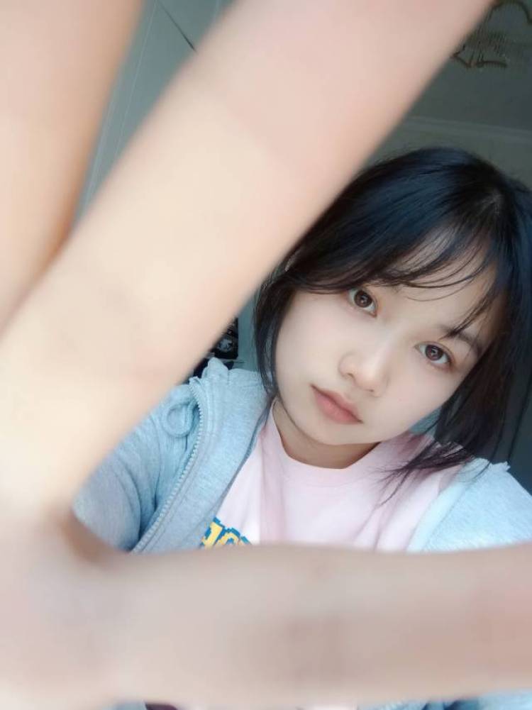 小鱼儿-湖南省·张家界市·永定区--本人身高155,体重90,会拍照,唱歌,打游戏。想做寄拍,衣服饰品美瞳等皆可。
