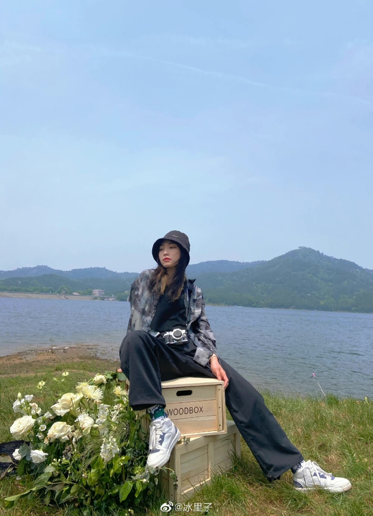 冰里子-湖北省·武汉市·武昌区-抖音,微博-本人身高165cm,体重46kg,风格多变,会拍照会修图,可接产品寄拍或送拍 ,衣服 鞋子 配饰 美瞳 美甲 等都可以,照片高清有质量。