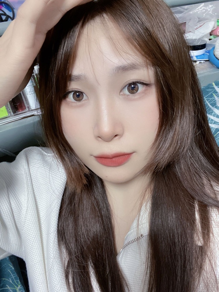Feng Feng-江苏省·苏州市·虎丘区-抖音,美图秀秀-可接买家秀:衣服,裤子,裙子,鞋子,袜子,穿戴甲,美瞳,饰品,化妆品,礼物,游戏