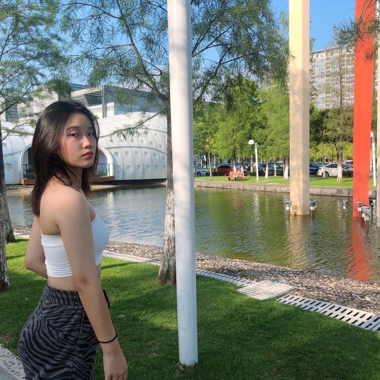 YiYi-广东省·东莞市·南城街道-抖音,微博-跳街舞,爵士为主,身高163体重52。接寄拍,可接受多种类型衣服,但不接受jk。有意联系。