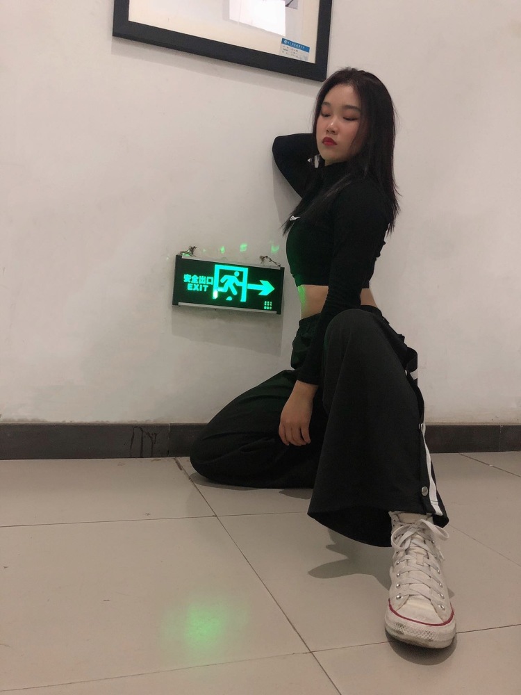 YiYi-广东省·东莞市·南城街道-抖音,微博-跳街舞,爵士为主,身高163体重52。接寄拍,可接受多种类型衣服,但不接受jk。有意联系。