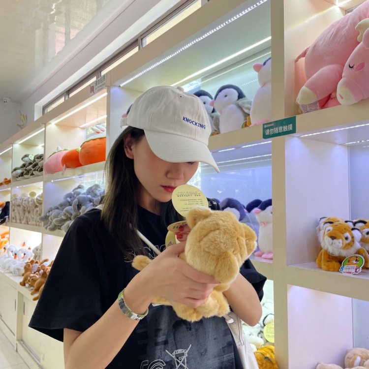 Pluto-上海市·上海市·闵行区--Jk  潮牌 首饰都可  本人偏瘦  162  83斤 平时穿衣风格国潮偏多