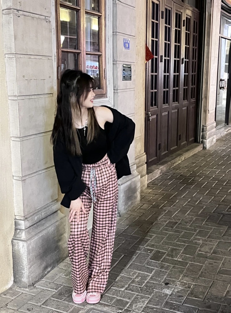 吃一口Kitty-广东省·汕头市·龙湖区-抖音、某红薯-接衣服合作 脾气好 出图质量好 会p图 商家可提要求
本人161 99
