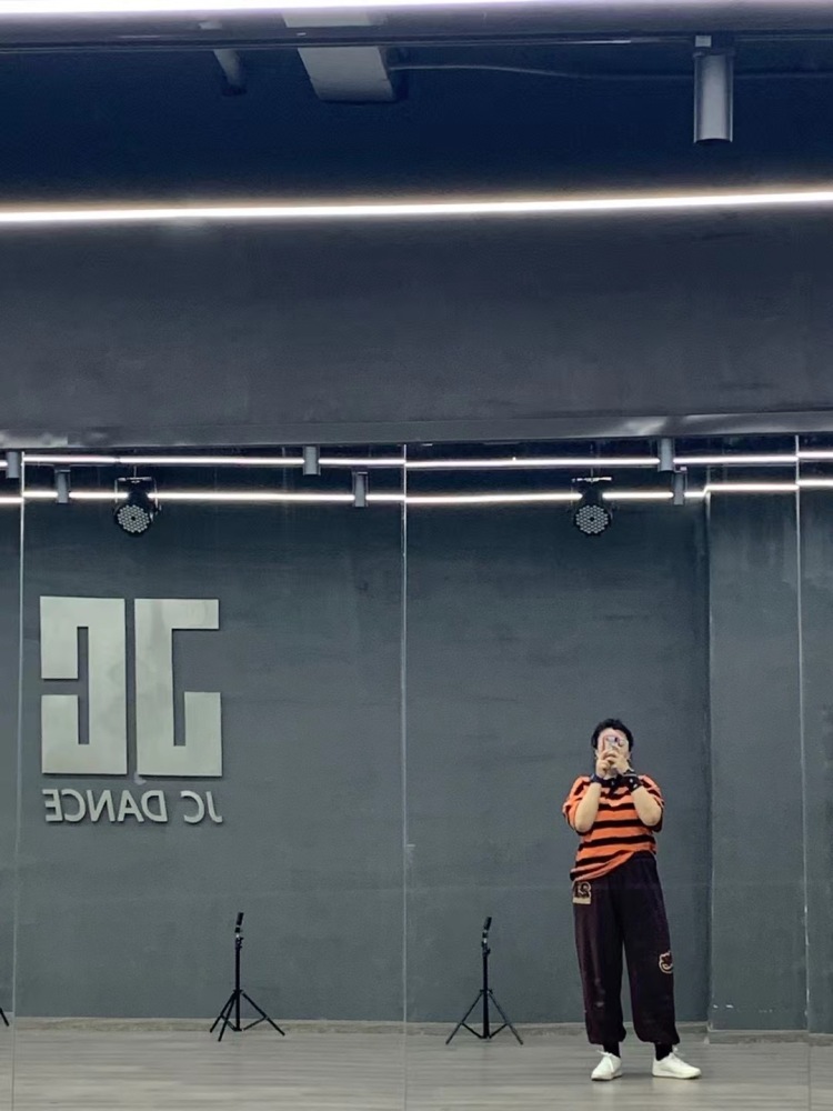 杨L-江苏省·镇江市·京口区--本人身高170cm,体重90kg。可接大码寄拍,能驾驭各种风格。精通ps,自备相机,可自己完成照片大图精修,视频剪辑工作。