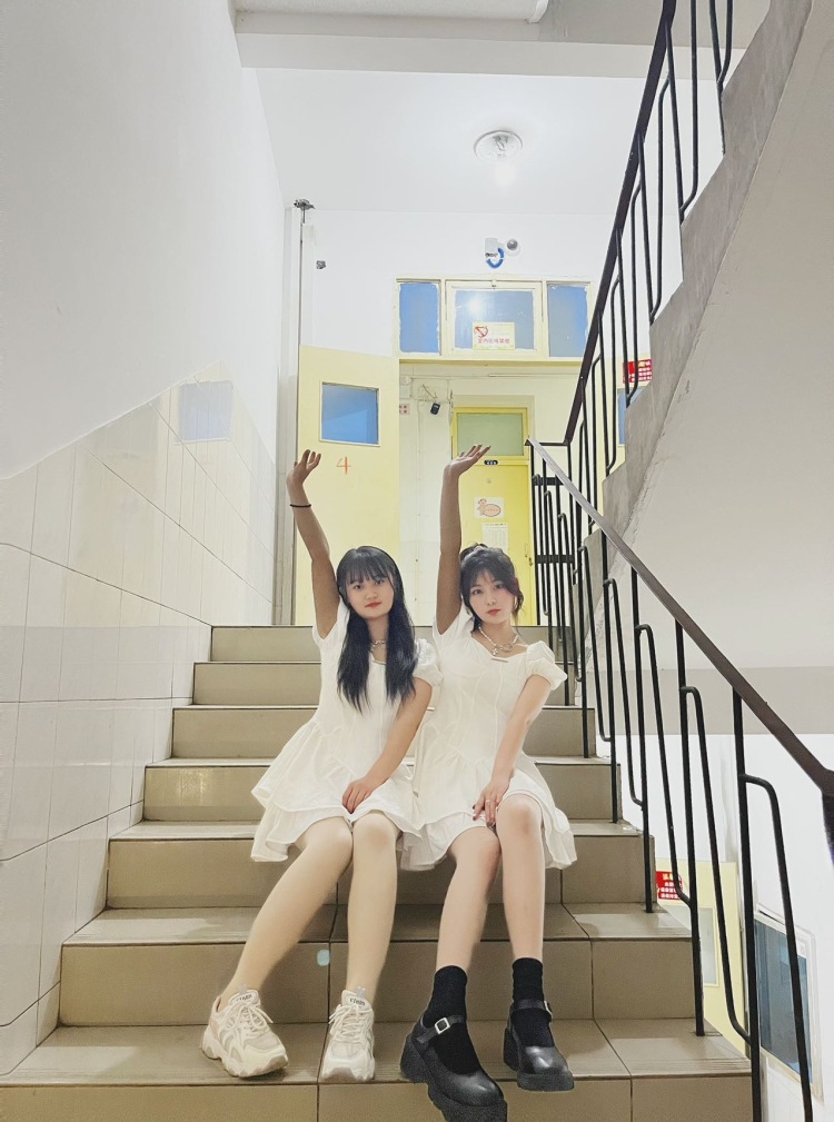🐇ଲ-陕西省·西安市·长安区--身高163,体重49kg,会化妆,会批图,会穿搭,五官端正,会拍照,语言丰富,可接买家秀,饰品,女装等