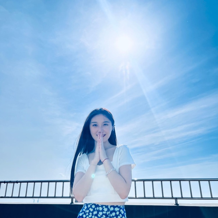 月半辛束🍑-山东省·济南市·历城区--接拍衣服 ,服饰等 ,会p图 。体重96,身高165,自由职业 ,有时间拍照