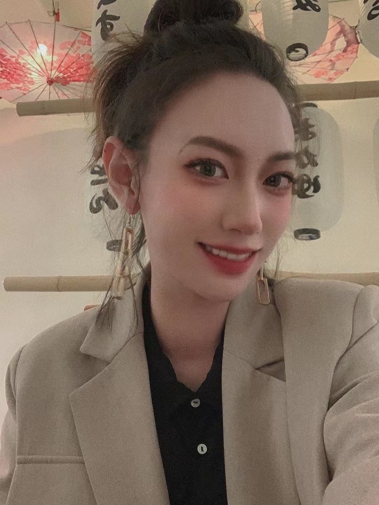 小刘是我🌷-北京市·北京市·大兴区--本人擅长穿搭、拍照、修图，
身高161，体重92斤，长相尚可，
出图快，图片质量高，也可接短视频，
服装、首饰、内衣、包鞋等皆可～