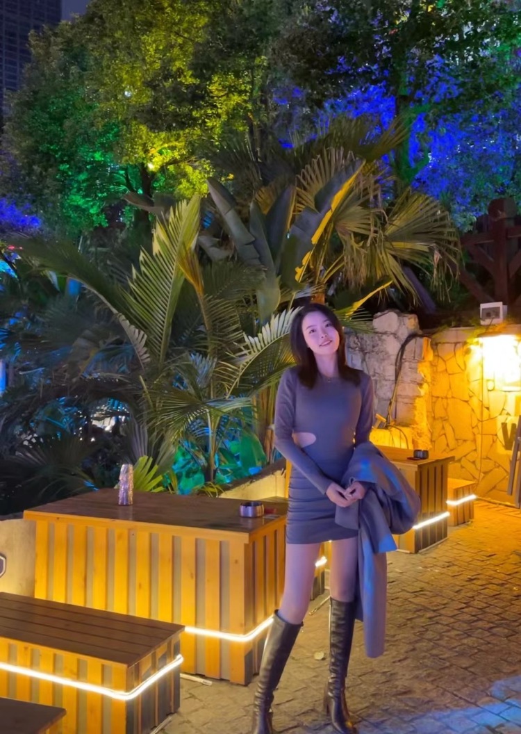 一个阿梨-湖南省·长沙市·芙蓉区-抖音.某红薯-身高165 体重45.可接寄拍.探店打卡
身材均匀 上镜好看.会P图.能够尝试不同风格.自己喜欢穿搭.衣品很好