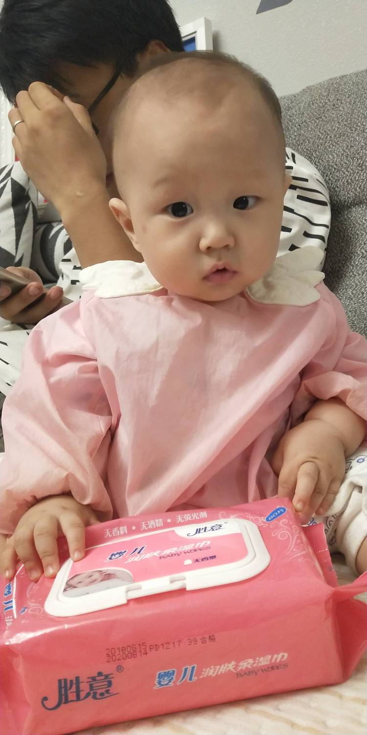 尹小伊-河南省·郑州市·二七区--爱自拍,拍孩子,自己做生意有客户群。淘宝评论一颗钻,淘气值573。接买家秀寄拍送拍,衣服饰品包包鞋子都可以。男宝1岁多,童装童鞋玩具婴童用品买家秀可接。