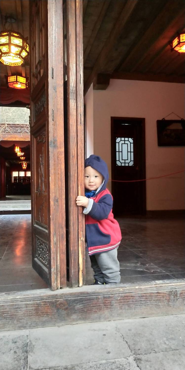 尹小伊-河南省·郑州市·二七区--爱自拍,拍孩子,自己做生意有客户群。淘宝评论一颗钻,淘气值573。? 山粉丝8800+,接买家秀寄拍送拍,衣服饰品包包鞋子都可以。男宝1岁多,童装童鞋玩具婴童用品买家秀可接。