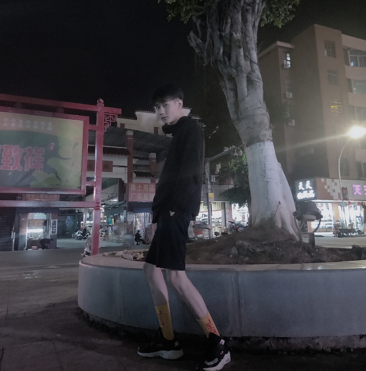 就叫阿杰吧_-江西省·赣州市·大余县--以前做过模特 身高175 体重102斤  适合港风 古风 原宿风  潮牌类型等 身材高挑偏瘦，p的一手好图，出图快，做事认真，不墨迹，会化一点淡妆