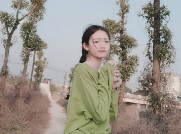 思故渊-湖南省·长沙市·芙蓉区--是学生身高170,体重104
想做网拍,有需要的可以滴滴
特长:有一个有趣的灵魂算不算哈哈哈?