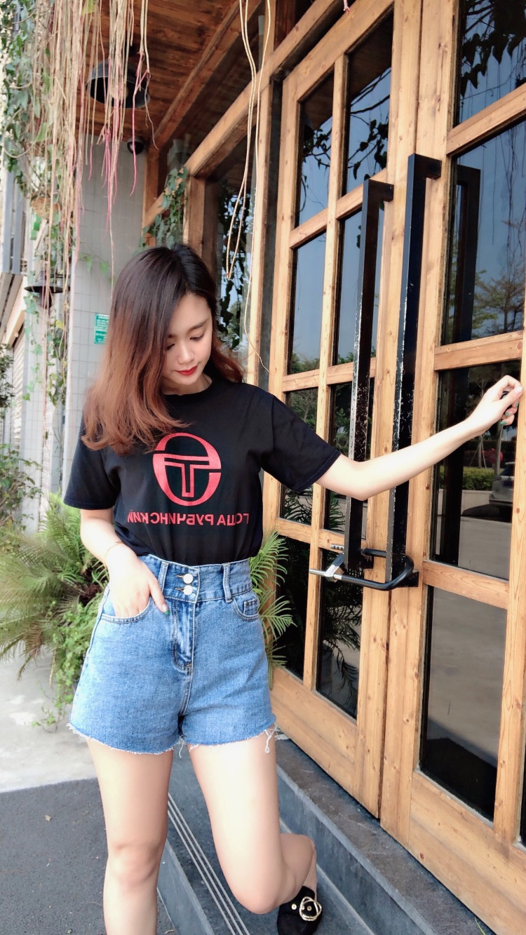 claire-广东省·汕头市·龙湖区--寄拍牛仔短裤，根据店家要求出图，当天or隔天出图。