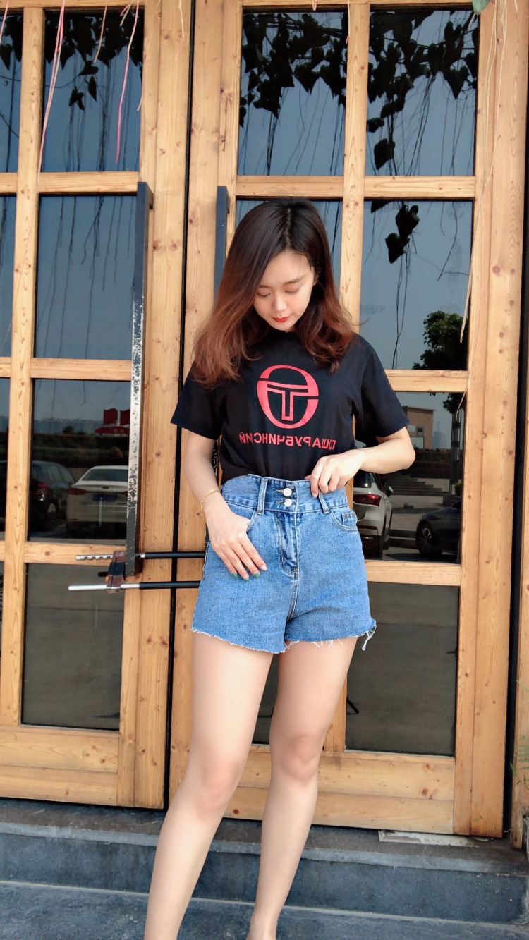 claire-广东省·汕头市·龙湖区--寄拍牛仔短裤，根据店家要求出图，当天or隔天出图。