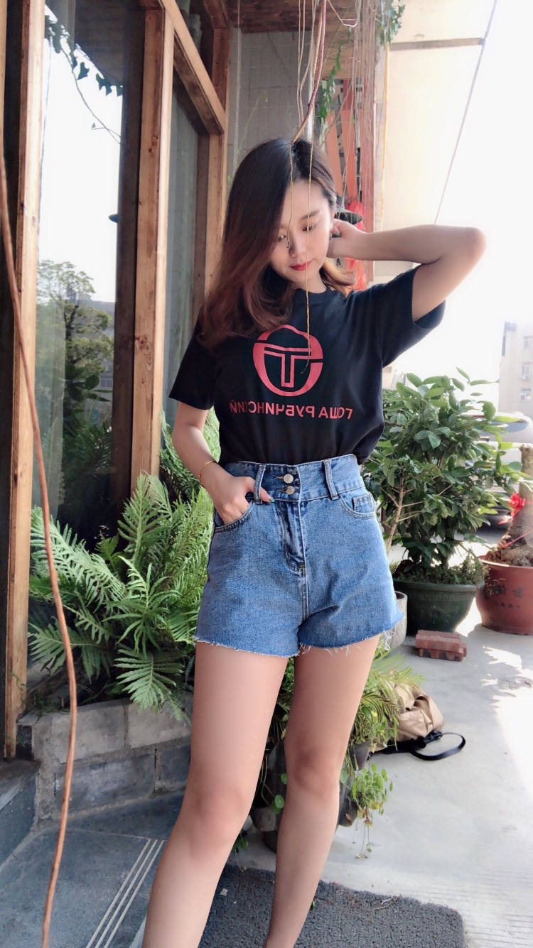 claire-广东省·汕头市·龙湖区--寄拍牛仔短裤，根据店家要求出图，当天or隔天出图。