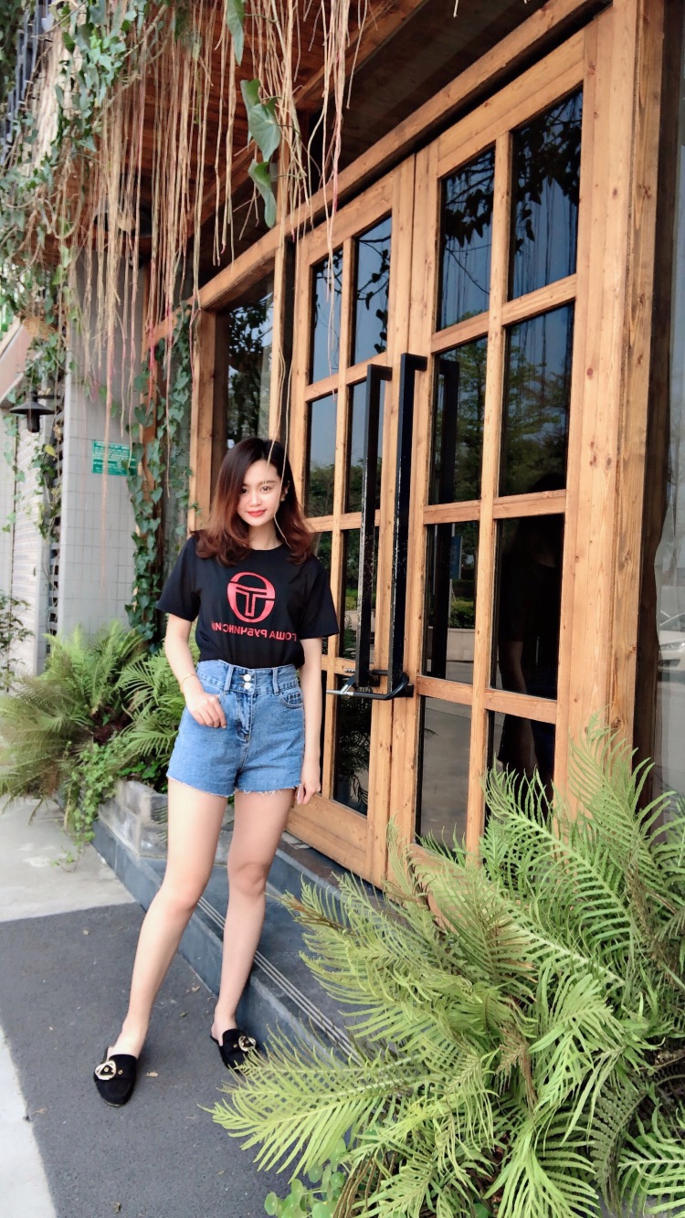 claire-广东省·汕头市·龙湖区--寄拍牛仔短裤，根据店家要求出图，当天or隔天出图。