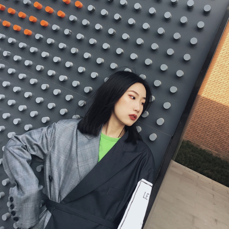 禾吋木子-山东省·日照市·东港区--长期接买家秀寄拍、详情页、主图、主图视频,微博、***推广,抖音视频拍摄等
? 寄拍卖家秀?
灰色拼接潮牌西装