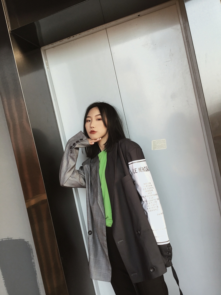 禾吋木子-山东省·日照市·东港区--长期接买家秀寄拍、详情页、主图、主图视频,微博、***推广,抖音视频拍摄等
? 寄拍卖家秀?
灰色拼接潮牌西装