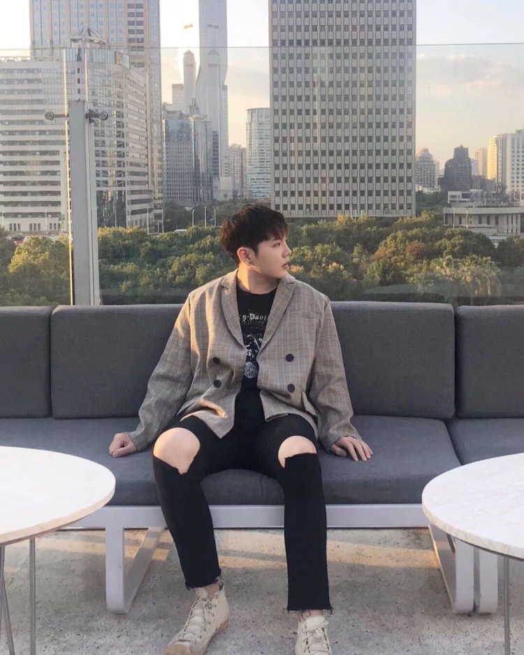 何谱林-上海市·上海市·黄浦区--本人身高176cm 体重65kg 自己在经营自己的Instagram 想网拍 买家秀都可以 。