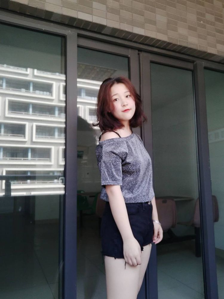 温温-浙江省·杭州市·余杭区--之前的一个商家,太信任我了!非要我给她拍!哈哈哈!都是自己自拍的,我又胖了!? ? ?