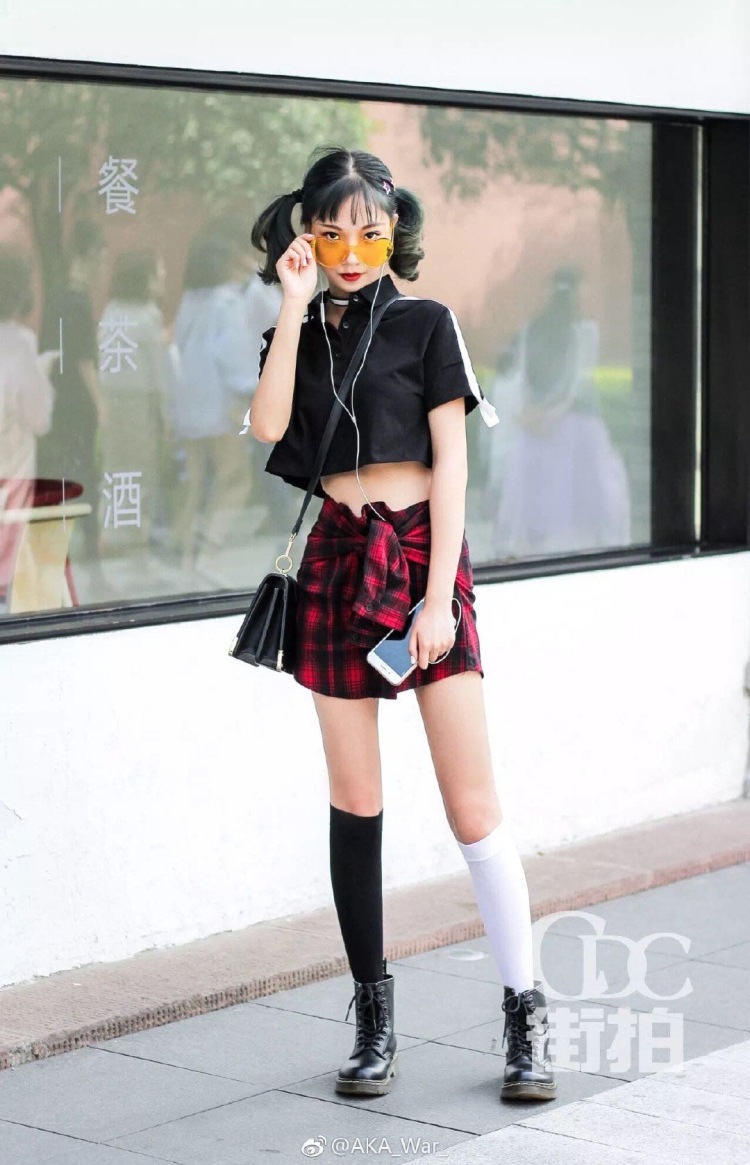 性感小龅牙-四川省·成都市·成华区--以下照片为各项寄拍的街拍照 通过街拍推广 可长期 经验足
各种风格可驾驭 风格以酷为主 欢迎卖家联系!