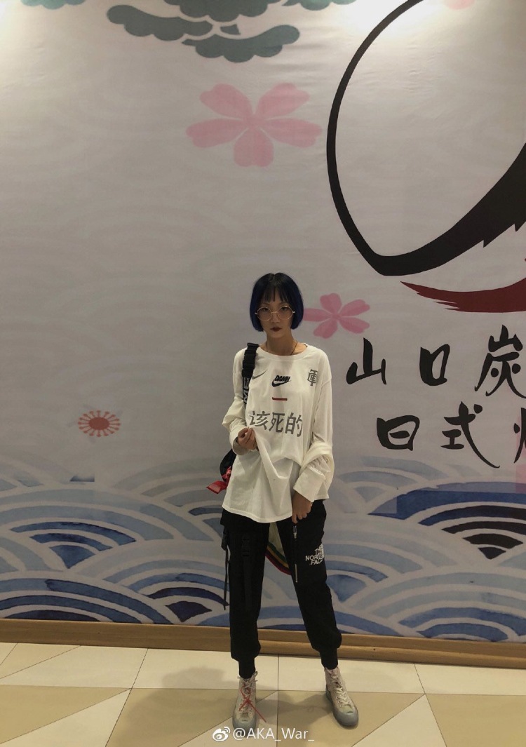 性感小龅牙-四川省·成都市·成华区--以下照片为各项寄拍的街拍照 通过街拍推广 可长期 经验足
各种风格可驾驭 风格以酷为主 欢迎卖家联系!