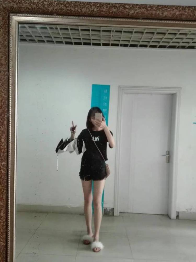 EliauK-重庆市·重庆市·江北区--喜欢自拍,也会P图,身高166,体重45kg,人很上相,微博粉丝350多,但是很久不经营。春夏秋冬四季买家秀均可接,可以hold住任何风格,骗子勿扰。