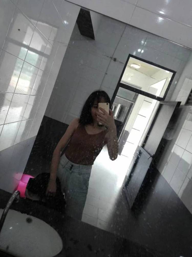 EliauK-重庆市·重庆市·江北区--喜欢自拍,也会P图,身高166,体重45kg,人很上相,微博粉丝350多,但是很久不经营。春夏秋冬四季买家秀均可接,可以hold住任何风格,骗子勿扰。