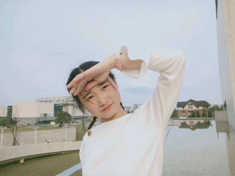 Roise-湖南省·长沙市·岳麓区--不是椎子脸 有自己的特色，甜美的声音，可爱的笑容