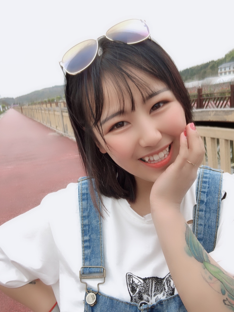 ?Rr?-广东省·广州市·荔湾区--上镜比较甜,爱笑,拍出来的作品很阳光。