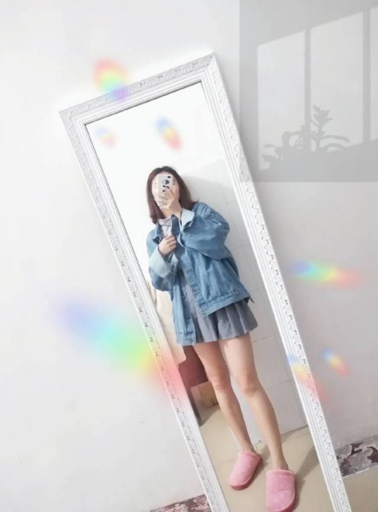 荣幸?-广西壮族自治区·桂林市·临桂区--喜欢拍照会修图,目前在奶茶店工作时间很多。喜欢网购衣服用品基本都是在网上买的。