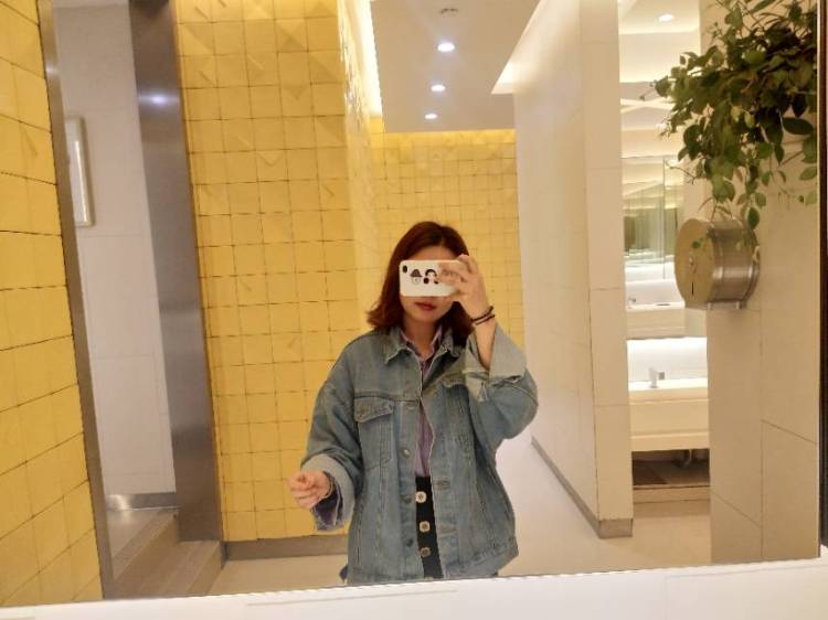 荣幸?-广西壮族自治区·桂林市·临桂区--喜欢拍照会修图,目前在奶茶店工作时间很多。喜欢网购衣服用品基本都是在网上买的。