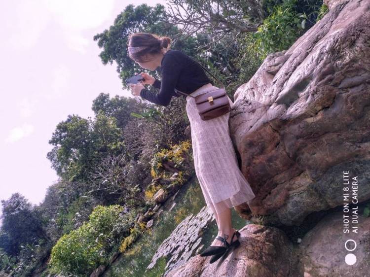 荣幸?-广西壮族自治区·桂林市·临桂区--喜欢拍照会修图,目前在奶茶店工作时间很多。喜欢网购衣服用品基本都是在网上买的。