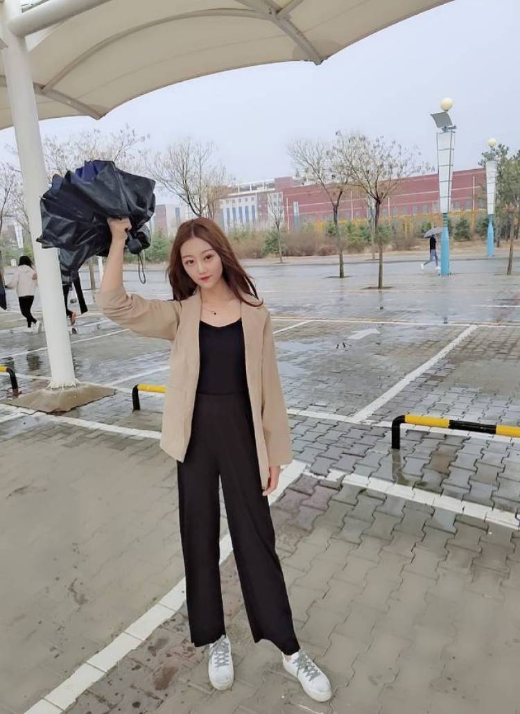 1.-内蒙古自治区·呼和浩特市·赛罕区--喜欢拍一些全身照,外景,个人大头照等,在快手平台有一些粉丝
