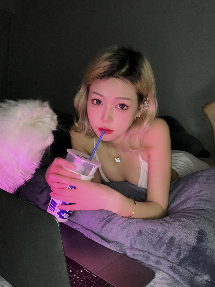 Muses.-吉林省·长春市·南关区-抖音快手微博-年龄20 身高163 体重92 职业DJ 会化妆 会穿搭  会ps 抖音粉二百多 快手粉七百多