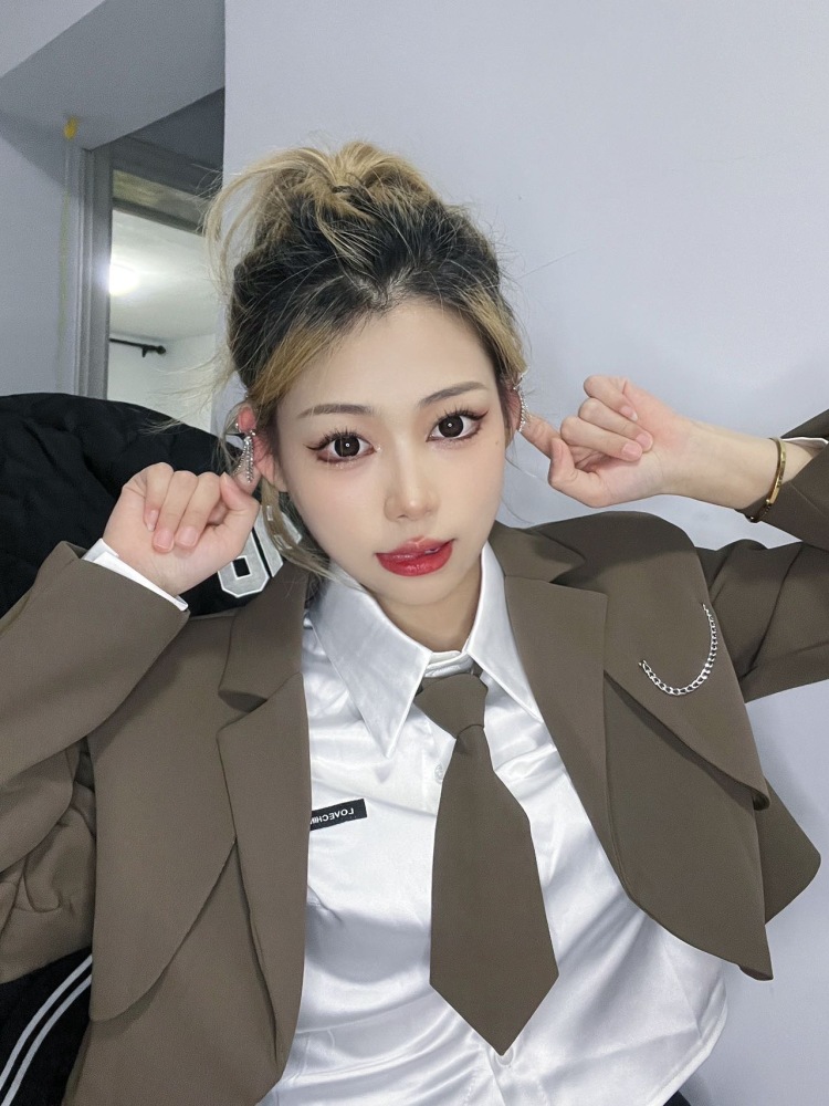 Muses.-吉林省·长春市·南关区-抖音快手微博-年龄20 身高163 体重92 职业DJ 会化妆 会穿搭 会ps 抖音粉二百多 快手粉七百多