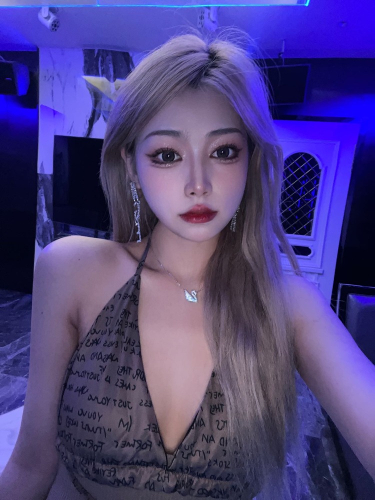 Muses.-吉林省·长春市·南关区-抖音快手微博-年龄20 身高163 体重92 职业DJ 会化妆 会穿搭  会ps 抖音粉二百多 快手粉七百多
